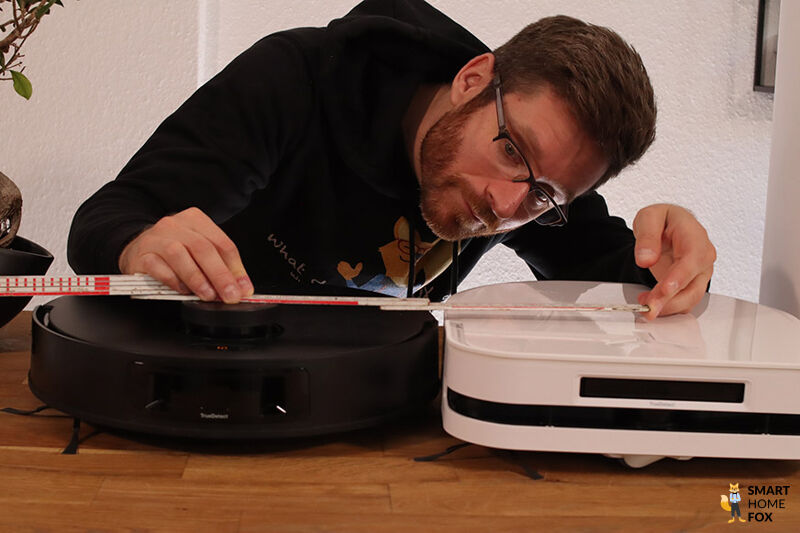 Die Bauhöhe des ECOVACS DEEBOT X5 OMNI ist im Vergleich zu einem Saugroboter mit Laserturm zu sehen.